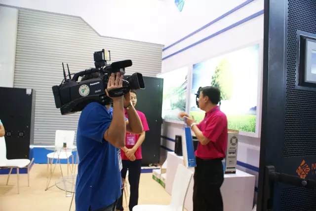 广东电视台在球速体育展厅拍摄报道