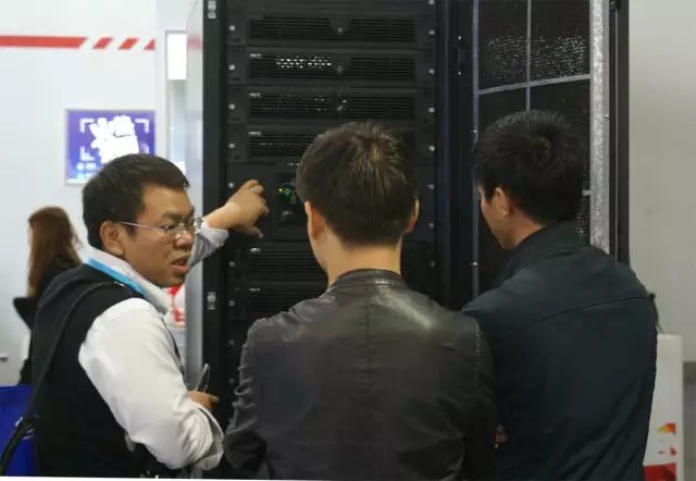 球速体育客服人员接待客户